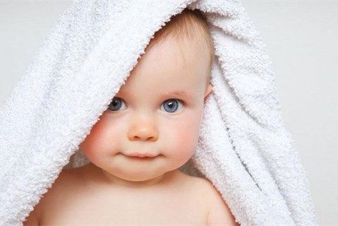 初乳很黄是不是不干净不可以喝？母乳怎么喂养贵阳捐卵宝宝？